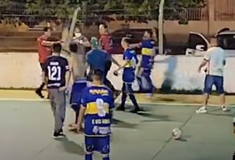 Vídeo. Árbitro aponta arma e agride jogadores em jogo de futsal no RS