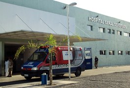 Colisão entre dois carros e uma moto deixa cinco feridos em Maceió