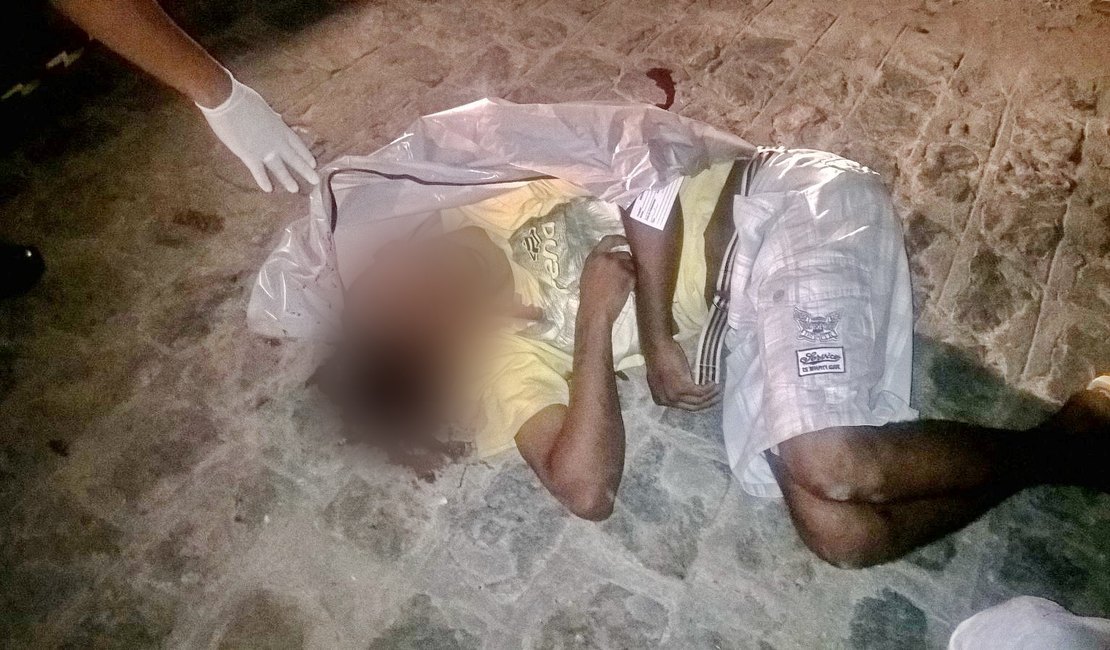 Casal em motocicleta assassina jovem no bairro Cavaco em Arapiraca