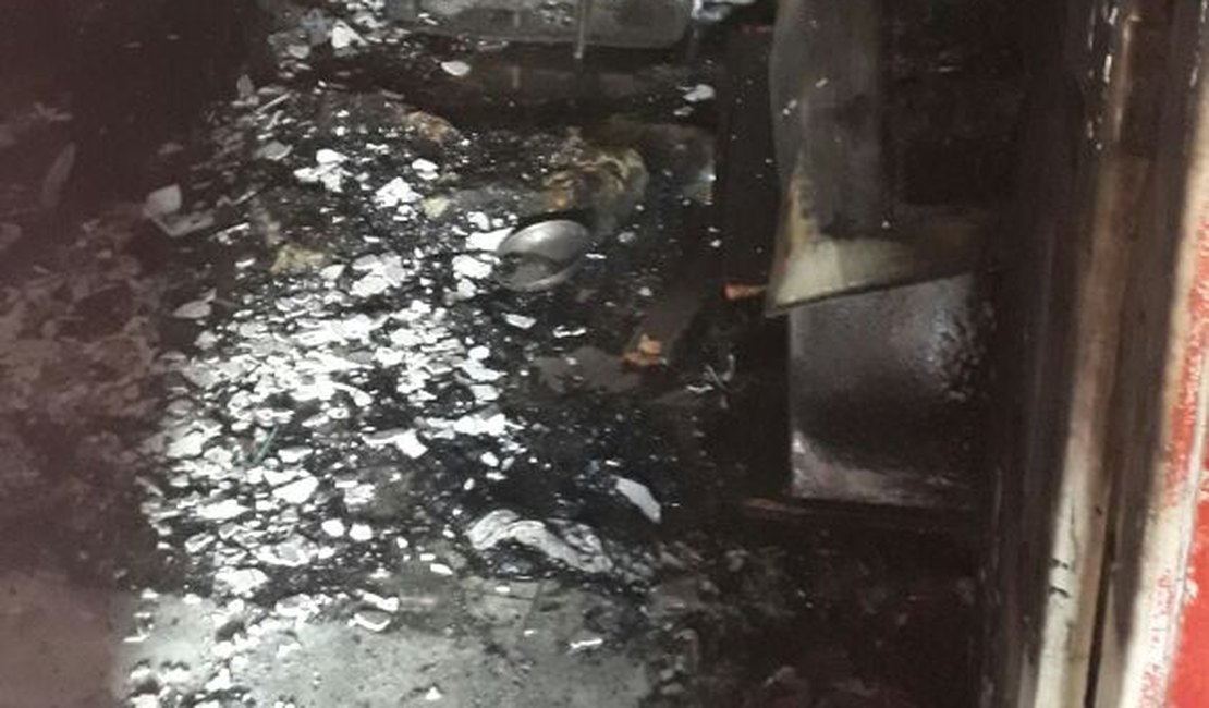 Moradores ficam feridos após incêndio em residência no bairro Bonsucesso, em Arapiraca