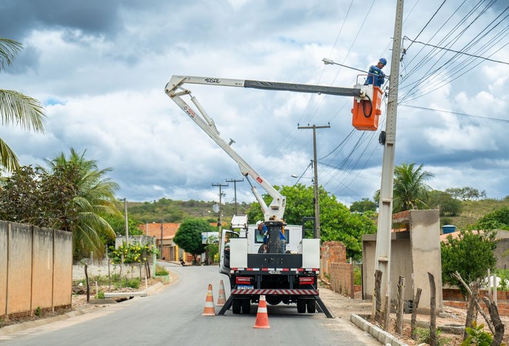 Prefeitura de Traipu realiza troca de lâmpadas comuns por LED no Povoado Olho D’Água do Campo