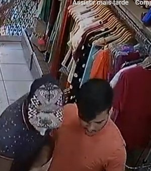 Com faca “peixeira”, dupla assalta clientes em loja no Centro de Arapiraca