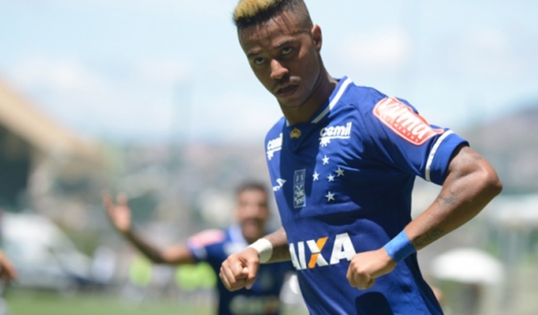 Goleiro falha feio, Cruzeiro vence Galo e abre seis pontos na ponta do Mineiro