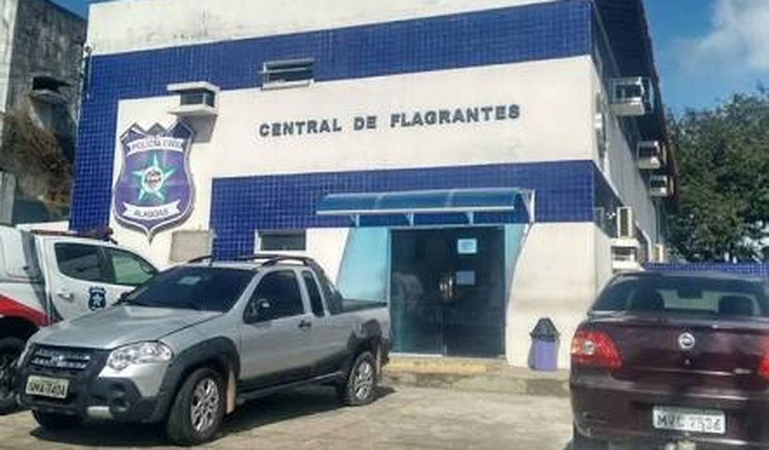 Polícia prende mulher tentando passar tickets de alimentação falsos, em AL