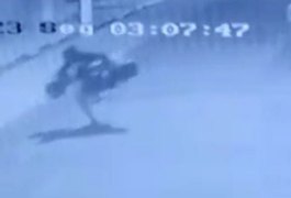 Vídeo mostra ladrões fugindo com camisas de times após invasão de loja em Arapiraca