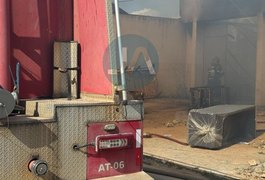 Vídeo. Incêndio atinge fábrica de estofados e destrói materiais no bairro Planalto, em Arapiraca