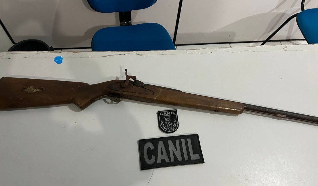 Jovens tentam se livrar de espingarda para escapar de flagrante, mas são detidos em Arapiraca