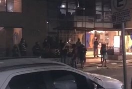 Vídeo. Em ato de solidariedade, populares cantam na frente de Hospital em Arapiraca