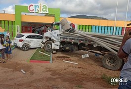 Motorista perde controle de caminhão e bate veículo em carro e creche no Sertão de Alagoas
