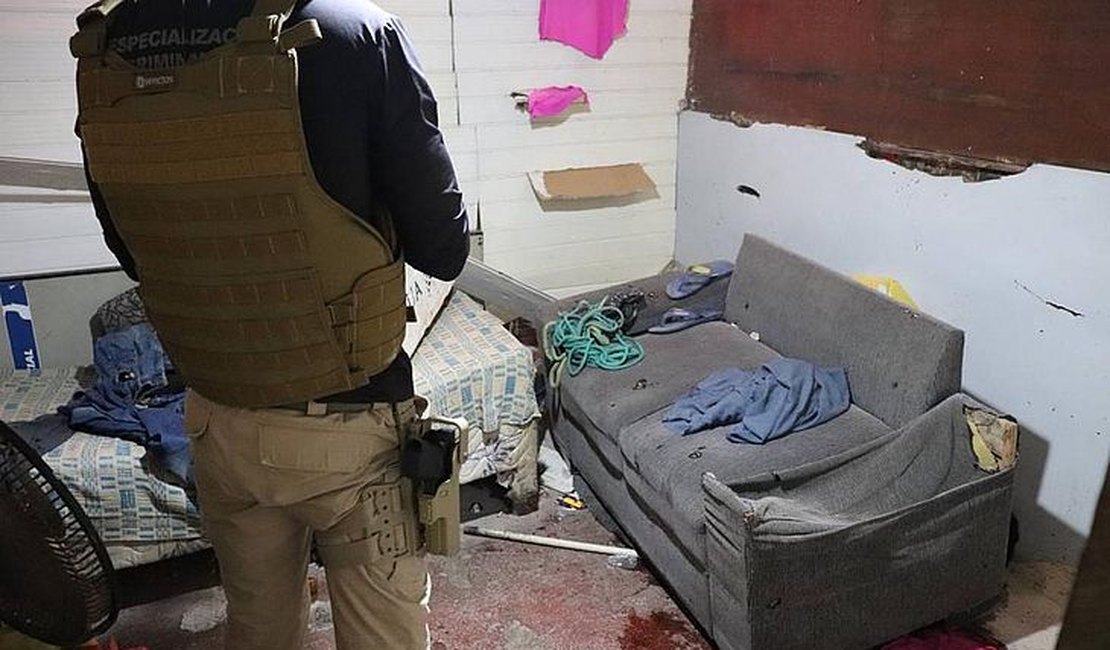 Homem mata amigo a facadas e esconde corpo embaixo de sofá na capital alagoana