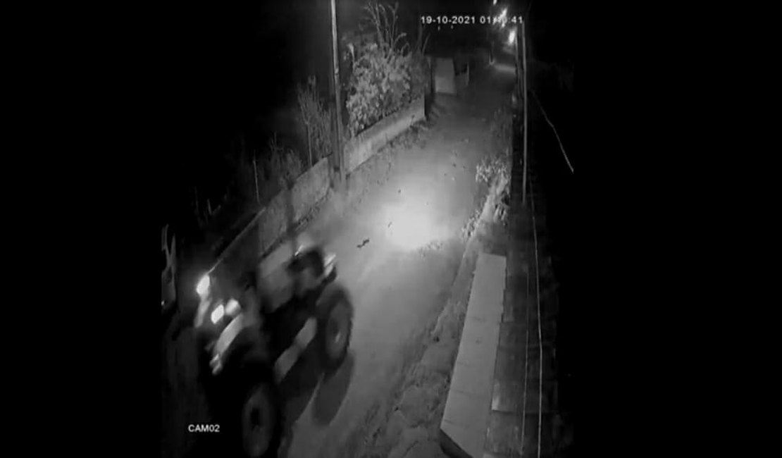 Vídeo mostra ladrão fugindo com trator da Codevasf furtado de associação em Arapiraca; ASSISTA