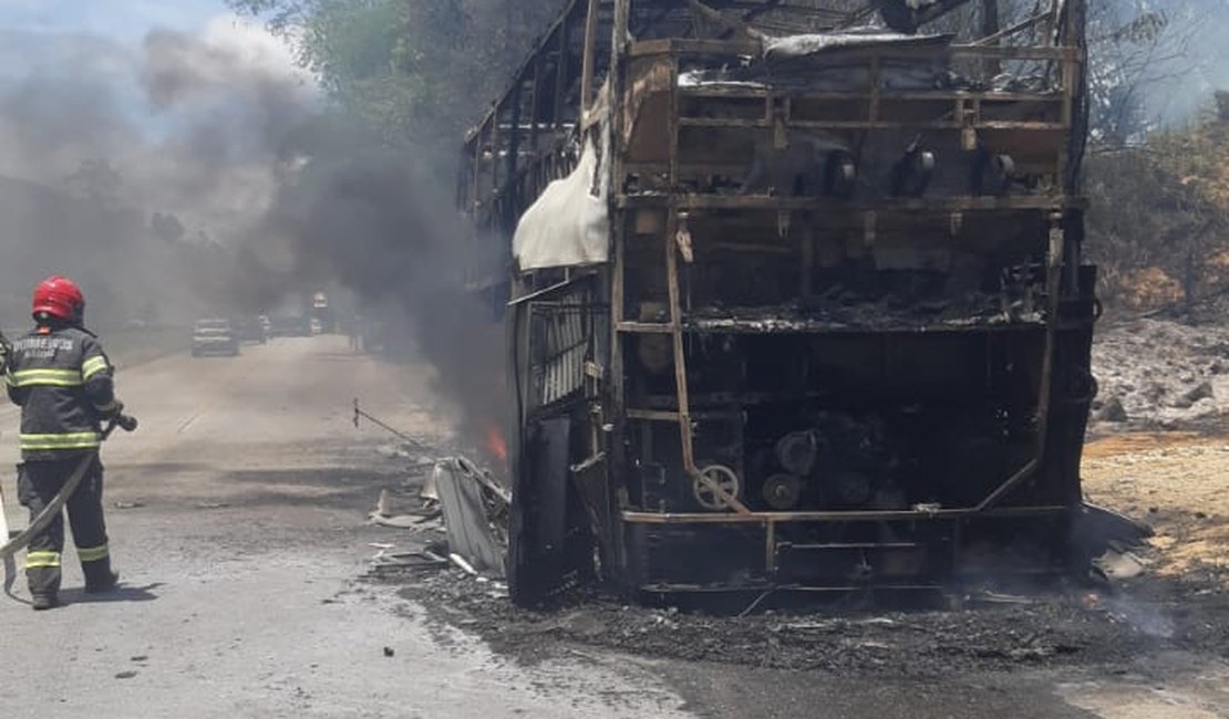 Ônibus é totalmente destruído por incêndio na BR-101, em Flexeiras