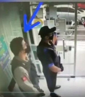 Vídeo. Homem invade banco com farda da PM, rende vigilantes e rouba R$ 95 mil