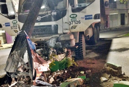 Caminhoneiro desvia de motociclista em alta velocidade e atinge poste em São Miguel dos Campos