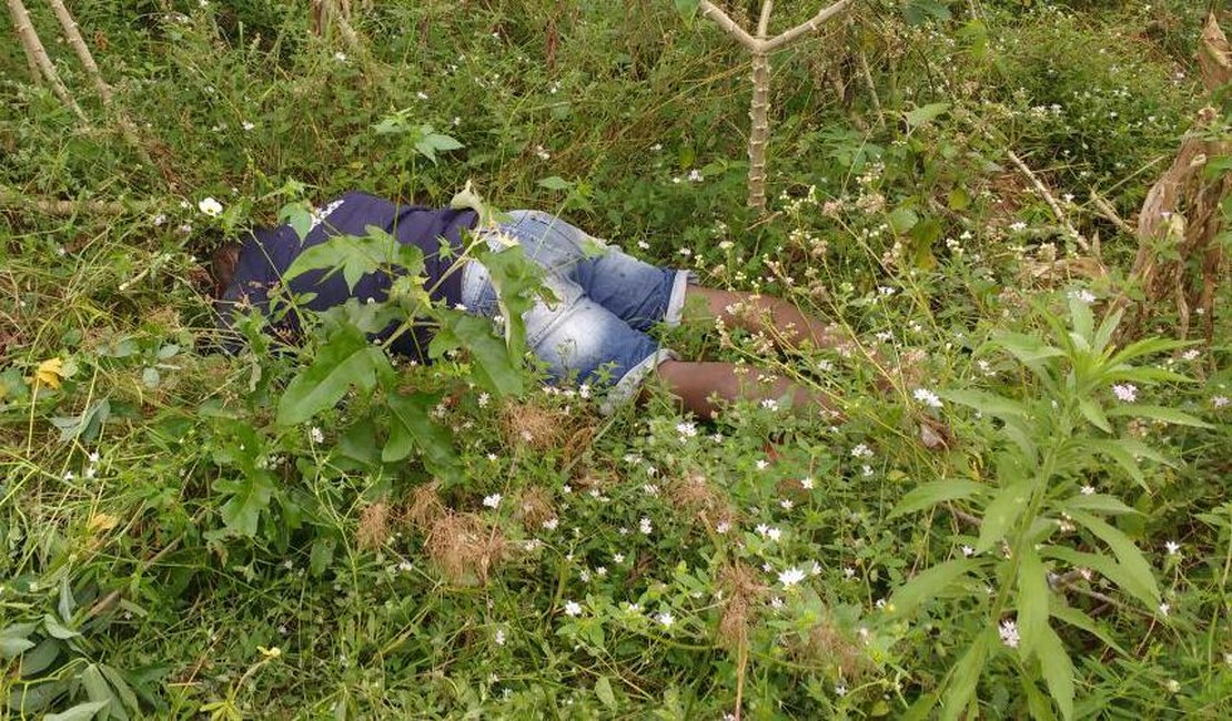 Populares encontram corpo em matagal em Lagoa da Canoa