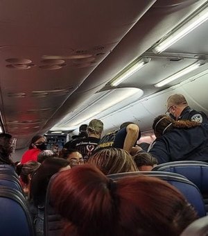 Paciente com sintomas de Covid-19 morre em voo e assusta passageiros