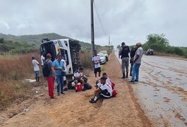 Micro-ônibus com equipe de futebol sub-15 tomba e deixa feridos em São José da Tapera