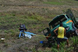 Mãe e filho morrem em acidente com caminhão na rodovia AL-480