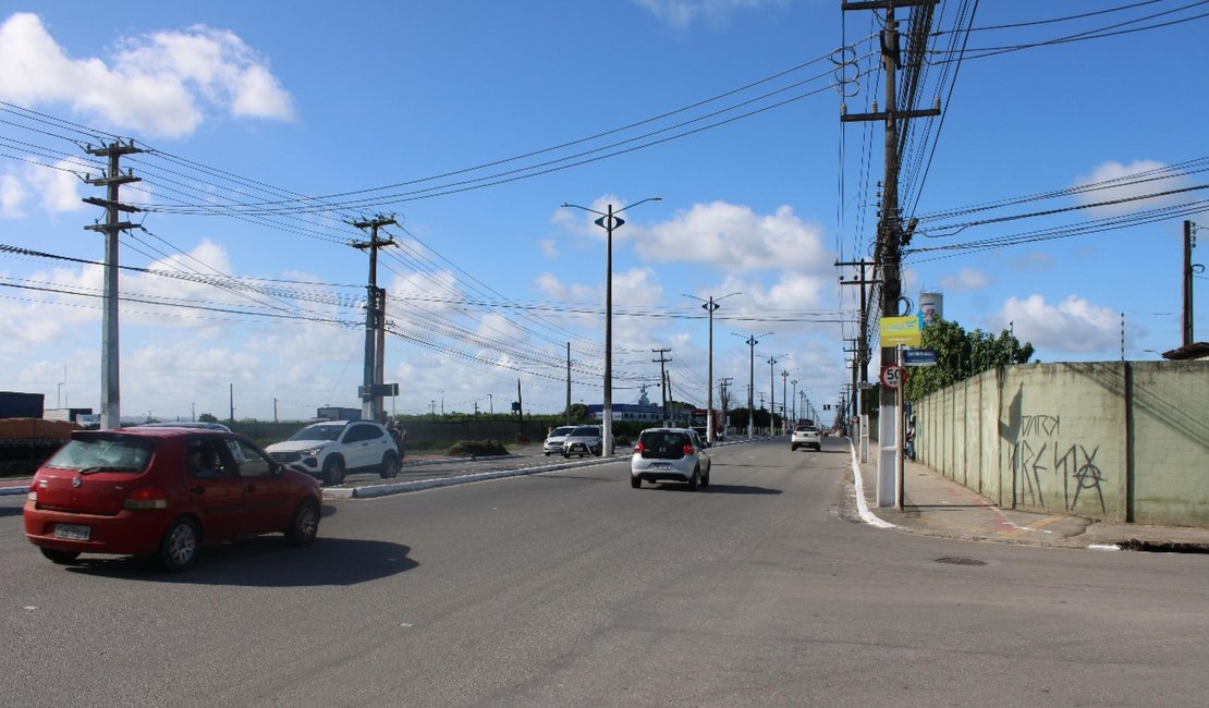 Após rede coletora de esgoto, Avenida Cachoeira do Meirim recebe nova pavimentação