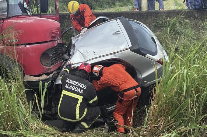 Trabalhador morre em grave acidente entre carro e caminhão em São Miguel dos Campos