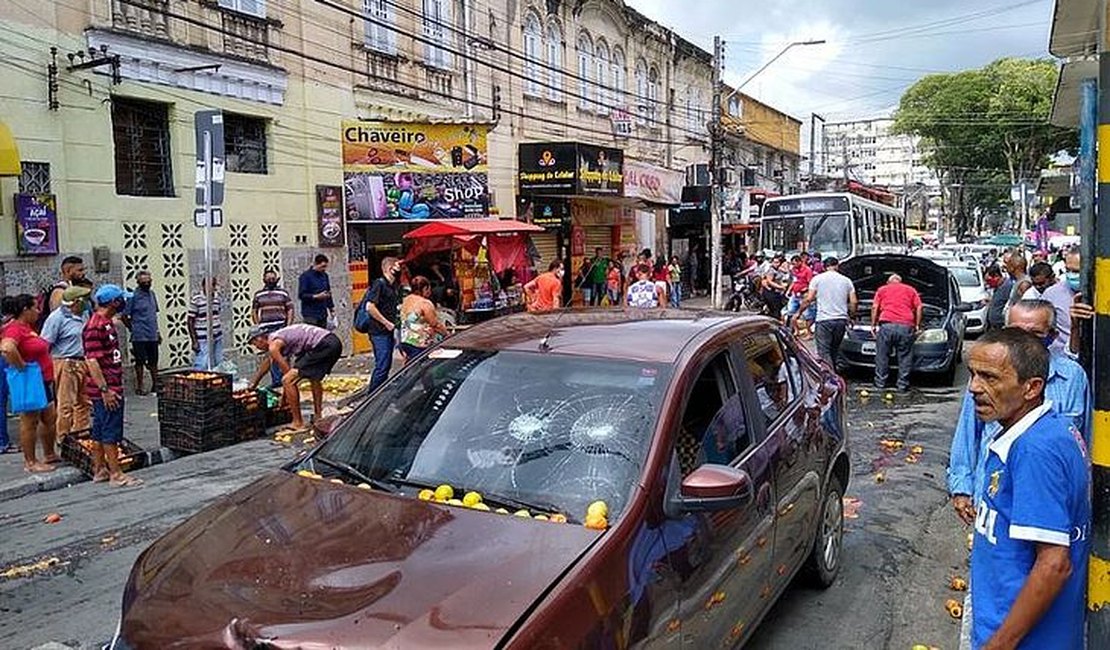 Morre motorista por aplicativo que foi espancado por ambulantes no Centro de Maceió