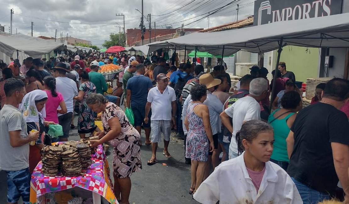 VÍDEO: Em busca de ingredientes para a Sexta-feira Santa, arapiraquenses procuram feira do bairro Brasília e Mercado Público