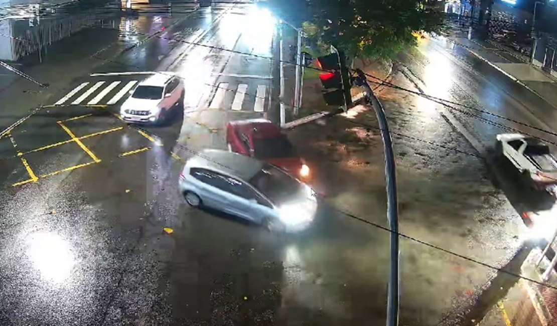VÍDEO: Motorista de carro realiza conversão proibida e provoca batida em Maceió