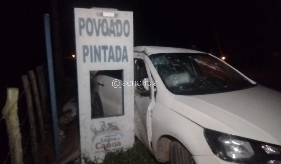 Vídeo. Motorista de guincho bate em carro de passeio ao evitar colidir com moto, no AL-115