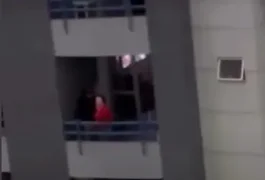 Mulher discute com vizinhos após sexo na sacada: “Tô na minha casa”; entenda