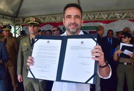 No aniversário da Polícia Militar de Alagoas, Paulo Dantas assina decreto que autoriza PMs a lavrar TCO
