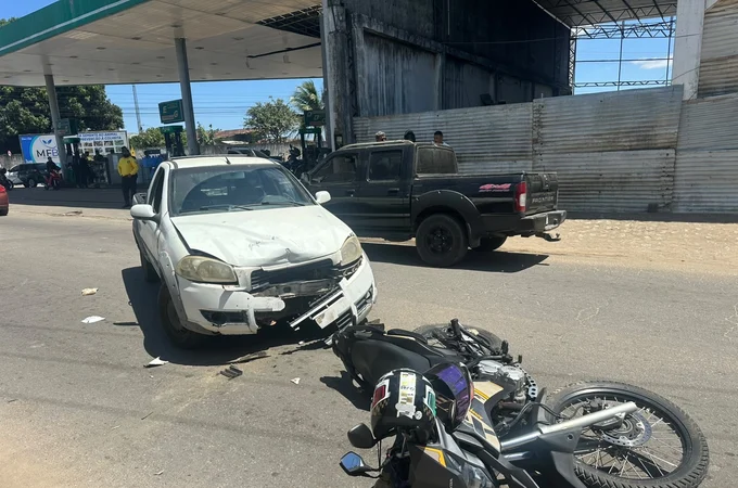 Motociclista fica ferida após colisão com carro em avenida de Arapiraca
