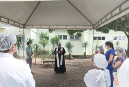 Padre leva bênçãos a pacientes e profissionais de saúde no HE do Agreste