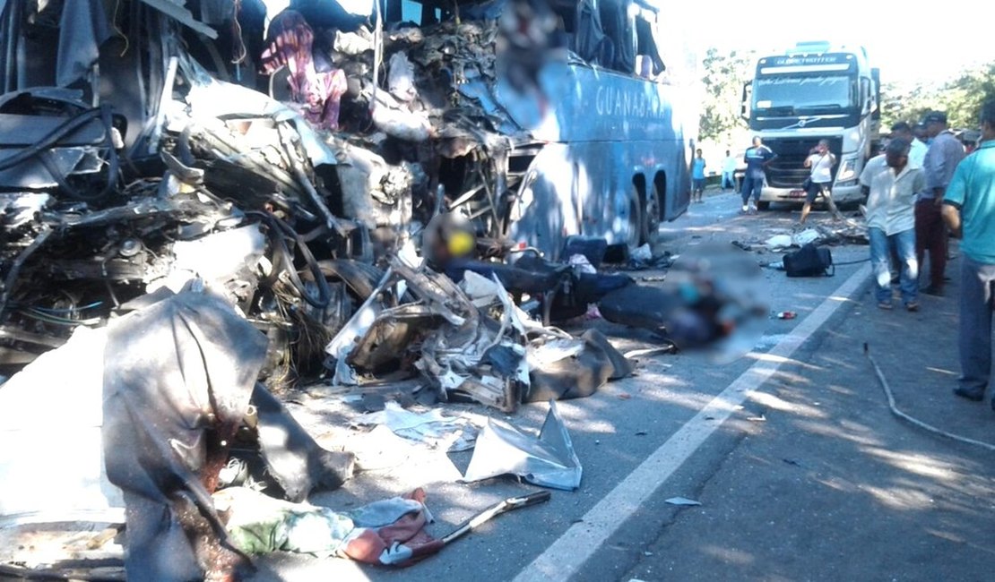 Grave acidente deixa mortos e feridos em Goiás