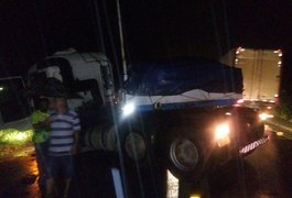 Pneu de carreta estoura e motorista perde controle na BR-101