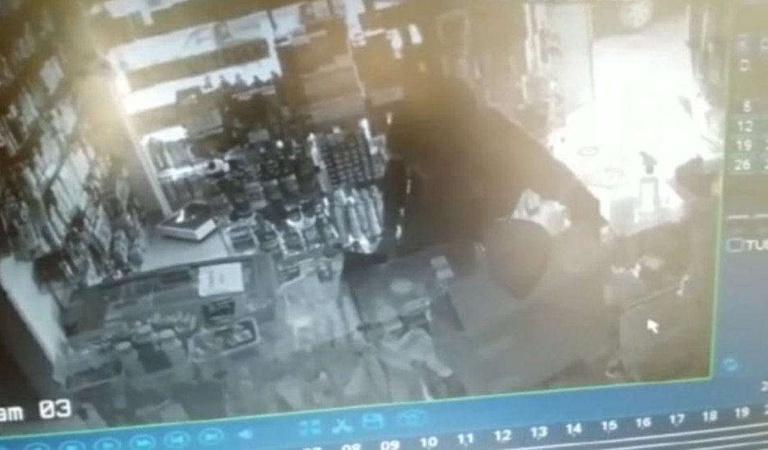 Vídeo: Homem entra em farmácia e furta celular de funcionário em Viçosa