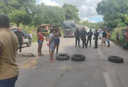 Indígenas bloqueiam rodovia alagoana em protesto contra projeto que altera demarcação de terras