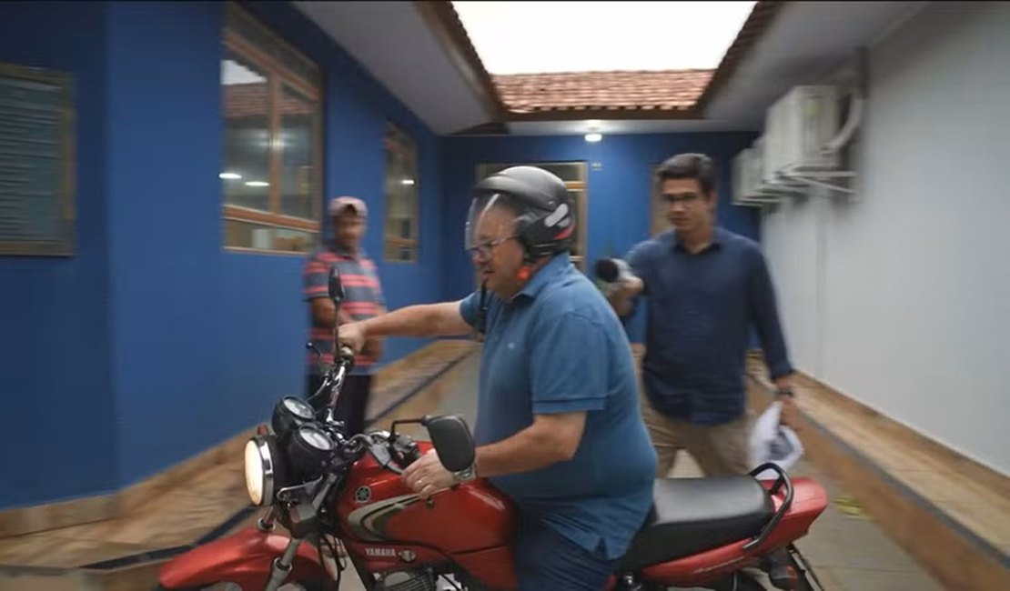 'Vou em casa e já volto': Vereador cassado por compra de voto foge de moto após pergunta de repórter no PR