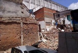 Prédio desaba e moradores ficam assustados em Palmeira dos Índios