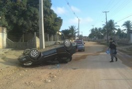 Em alta velocidade, veículo capota na 'Vila do Grilo' em Arapiraca