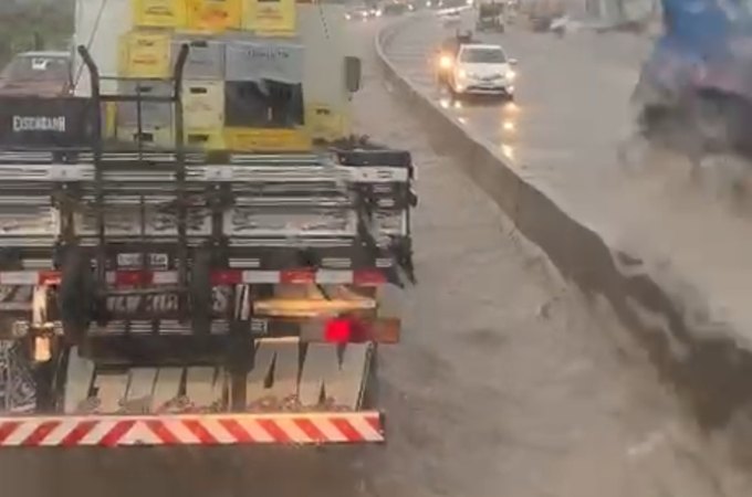 Chuva intensa provoca alagamentos e abre cratera em bairros de Arapiraca