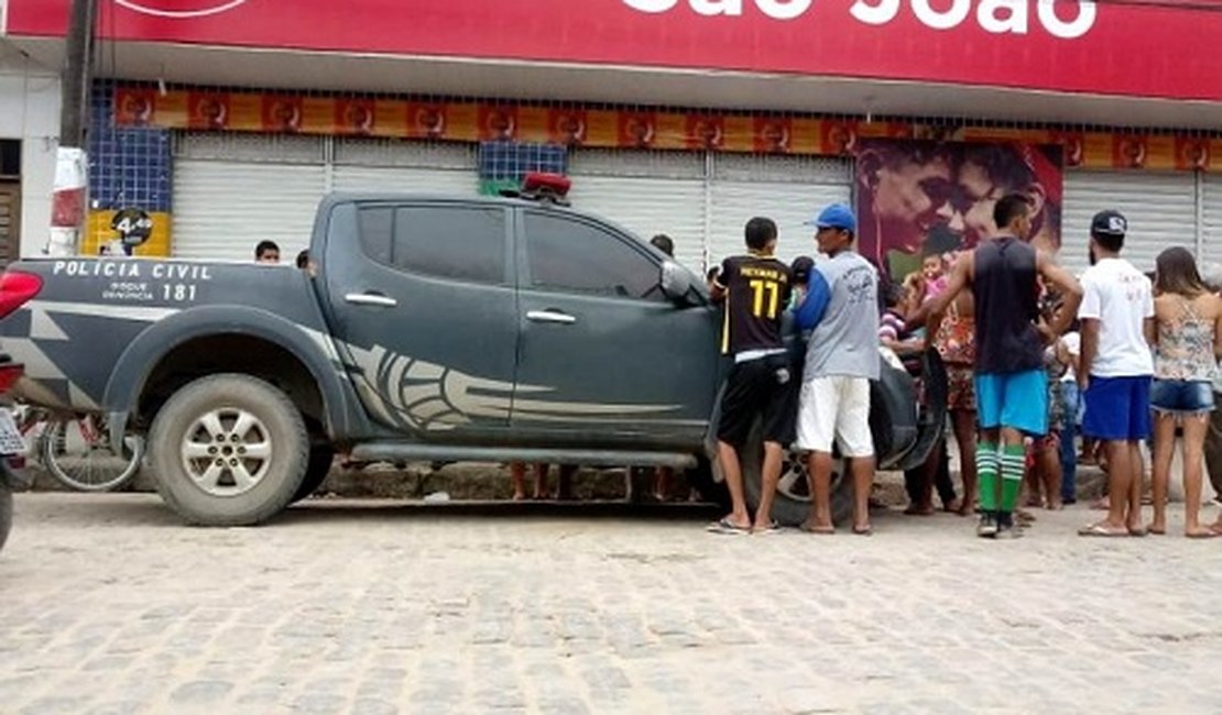 Mulher morre em fila de supermercado após ser atingida por peça que se desprendeu de ônibus escolar
