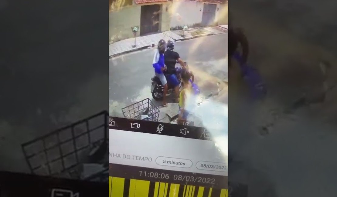 Vídeo: Câmeras mostram mulheres sendo assaltadas por dupla em motocicleta na capital