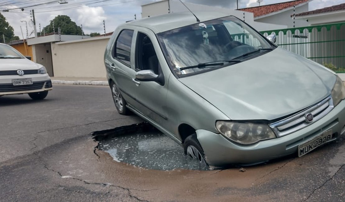 Vídeo. Solo cede e deixa carro preso em buraco no bairro Baixão, em Arapiraca