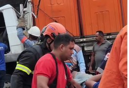 Caminhão colide com poste e deixa dois feridos, em Coruripe