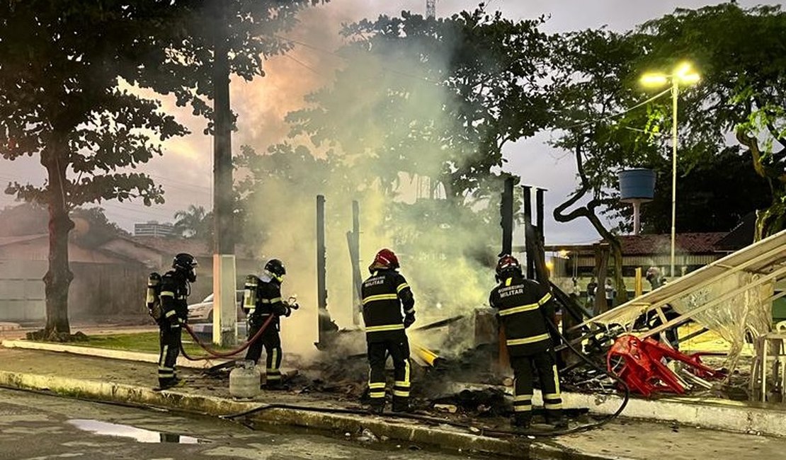 Incêndio destrói barraca de lanches na parte alta de Maceió