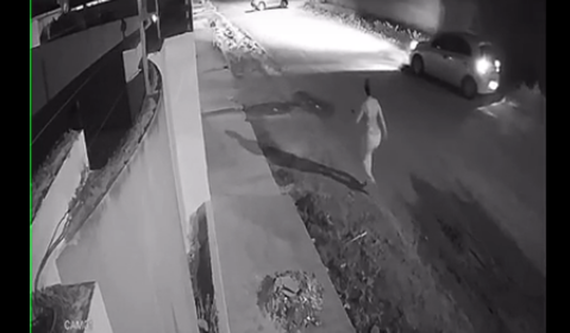 VÍDEO. Criminosos arrancam mulher de veículo e fogem, em Arapiraca