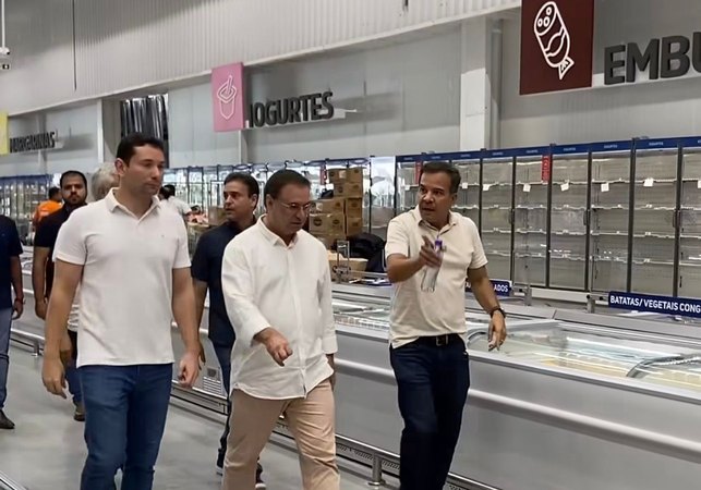 Prefeito visita instalações do Mix Mateus antes da inauguração em Arapiraca