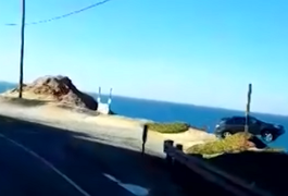 VÍDEO. Veículo desaparece no mar após despencar de precipício