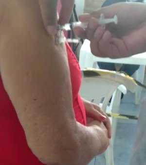 Saúde de Arapiraca explica vídeo em que supostamente enfermeira simula aplicação de vacina da covid-19; assista