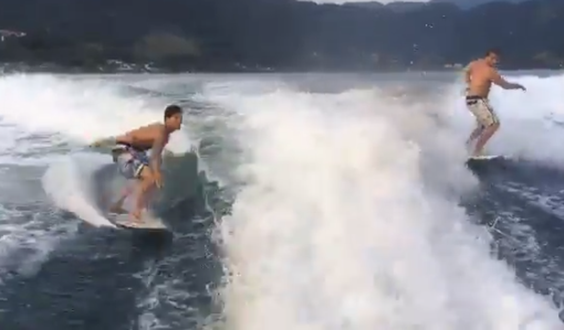 Medina se diverte surfando onda feita por lancha em Angra dos Reis